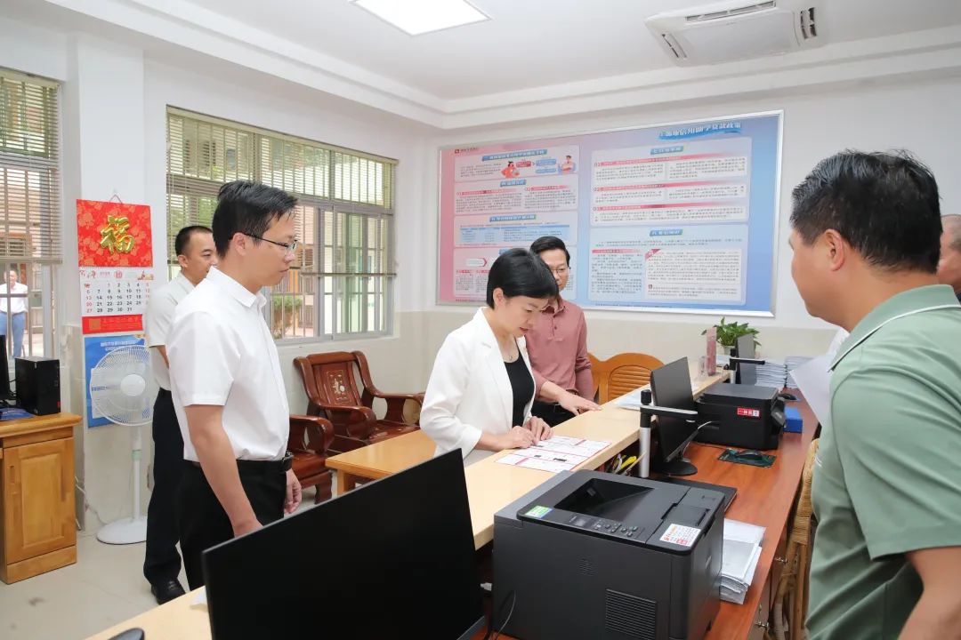 鐘秀堂調研教育工作并到掛點學校開展思想政治教育工作 切實把思想政治工作貫穿到教育教學全過程